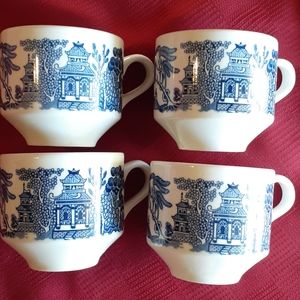 4 Blue Willow Made in England cups & 4 dishes